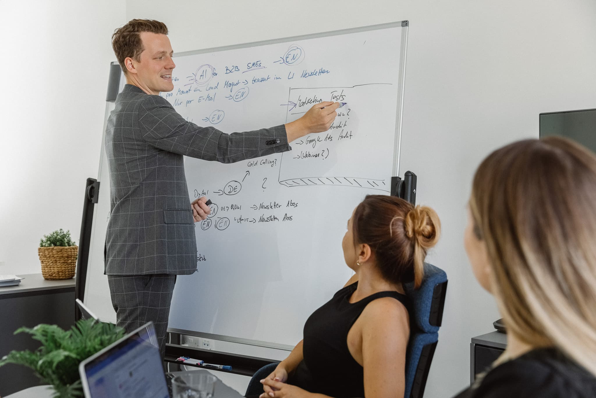 Christoph Sauerborn bei der Strategiearbeit am Whiteboard